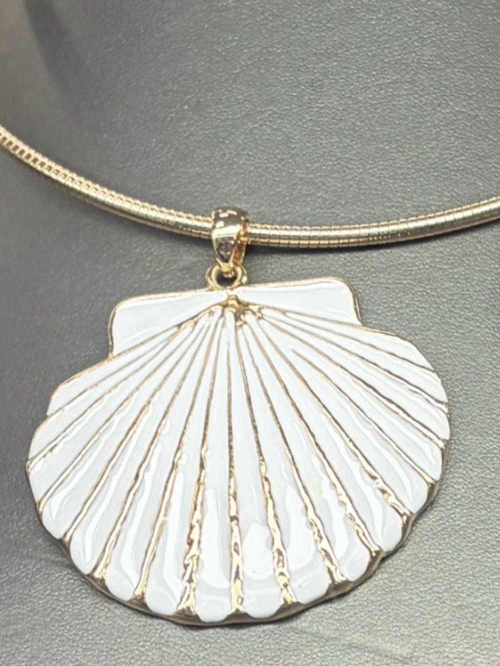 NWT ⚜️🐚⚜️ PIPER K Gold Tone Collar Necklace with Conch Shell Pendant - Picture 6 of 9